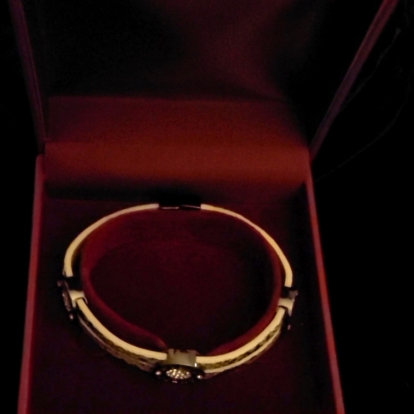 Guess Bracelet with Magnetic Clasp-NWOT - Picture 5 of 7